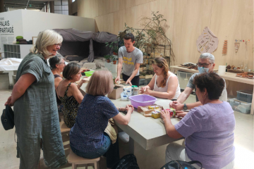 Avant la visite, le médiateur culturel a organisé un atelier. Crédit photo : Carenews.