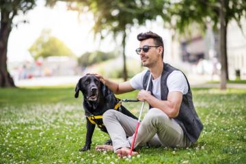 Les difficultés pour voyager des personnes malvoyantes. Crédit : iStock