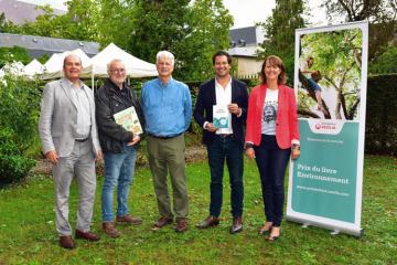 Thierry Vandevelde, Délégué général de la fondation Veolia, Gilles Macagno, lauréat de la Mention Jeunesse, Dominique Bourg, président du jury, Guillaume Pitron, Prix du Livre Environnement 2022, et Fanny Demulier, responsable du Prix.