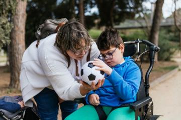 Handicap – partir en vacances en famille en milieu ordinaire, c’est possible ! Crédit photo : Jordi Mora Igual / iStock.