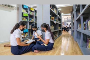 Des étudiantes de Pour un Sourire d'Enfant en train de lire dans la bibliothèque rénovée