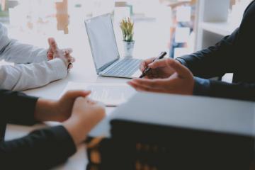 Lutte contre le surendettement : CNP Assurances soutient CRÉSUS et mobilise ses collaborateurs. Crédit photo : iStock.