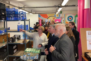 Le ministre des Solidarités, Jean-Christophe Combe, a pu visiter le centre des Restos du Cœur d'Asnières en présence de la directrice du centre, Murielle (à gauche) et du directeur général de l'association, Patrice Douret (à droite). Crédit photo : Carenews.