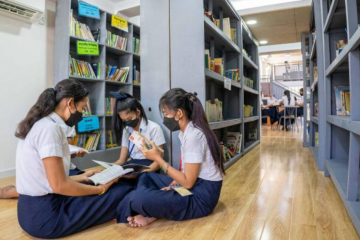 Des étudiantes de Pour un Sourire d'Enfant en train de lire dans la bibliothèque rénovée