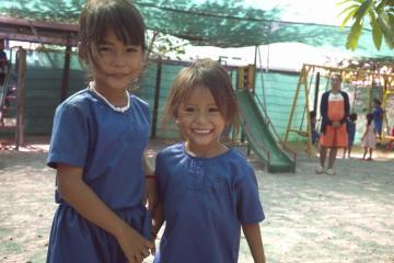 Deux petites filles des paillotes de Pour un Sourire d'Enfant