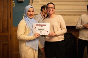 Le 1er décembre, Kubra a reçu son certificat d’accompagnement remis à la Mairie de Saint-Denis en présence des équipes de The Human Safety Net et de La Ruche. Crédit photo : Generali.