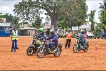 En Afrique, TotalEnergies Foundation contribue à la formation des jeunes motocyclistes
