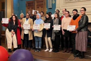 Jean-Laurent Granier, PDG de Generali France et Elise Ginioux, présidente de THSN France remettent leurs certificats aux réfugiés entrepreneurs de l'incubateur de Saint-Denis, en présence de Sophie Vannier, déléguée générale de La Ruche. Crédit photo : Generali. 