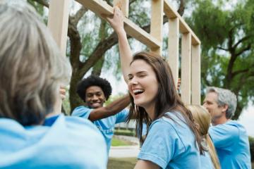 Le volontariat à l'international et en France. Crédit : iStock