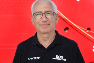 François Thomas, devant l'Ocean Viking. Crédit photo : David Orme / SOS MEDITERRANEE.