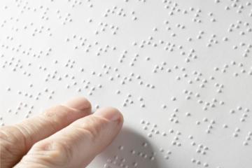 Près de 300 000 personnes liraient le braille. Crédit : iStock.