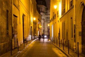 Les bénévoles parcourent les rues de leur arrondissement. Crédits : iStock. 