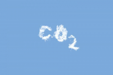 Ciel avec un nuage en forme de mot "CO2" - Crédit photo : Unsplash