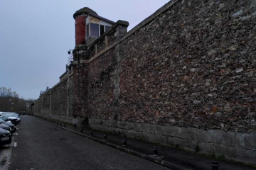 Enceinte du centre de détention de Melun - Crédit photo : DR