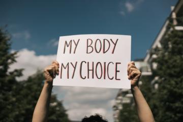 Selon les autrices, le corps des femmes constitue le « point de ralliement » des anti-droits. Crédits : iStock.