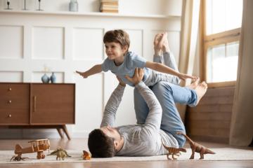 Emprunt immobilier : CNP Assurances invente la garantie « Aide à la famille ». Crédit photo : fizkes/iStock.