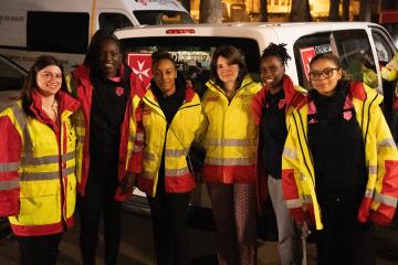 Solidarité : des joueuses du Stade français en maraude avec l'Ordre de Malte France