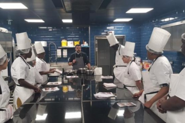 Les jeunes de l'E2C Paris testent le métier de pâtissier