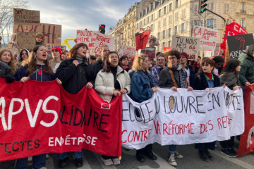 Les jeunes manifestent contre la réforme des retraites. Crédit : iStock.