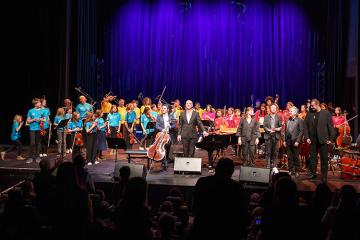 Gautier Capuçon, Daniel Auteuil et l’orchestre à l’école d’Arles réunis sur scène