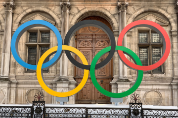 Les anneaux olympiques sur la place de l'Hôtel de Ville. Crédit : Chabe01
