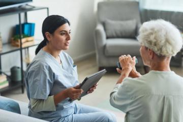 Les personnes âgées font partie des cibles prioritaires de l'action sociale évoquées par les répondant·e·s. Crédits : iStock. 