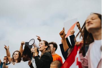 Patrick Baudouin, Elisabeth Borne, le Défenseur des droits… de nombreuses réactions associatives et institutionnelles déferlent sur la LDH 