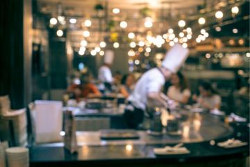 Parmi les associations, L'Îlot propose des formations à la restauration. Crédits : iStock. 