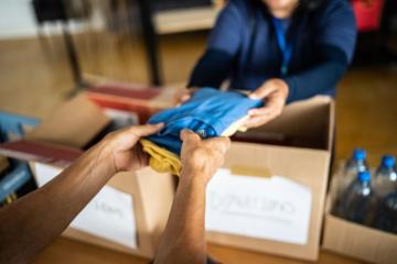 Cinq tonnes de vêtements, 4 000 livres : collecte géante pour trois associations solidaires. Crédit photo : Getty Images.