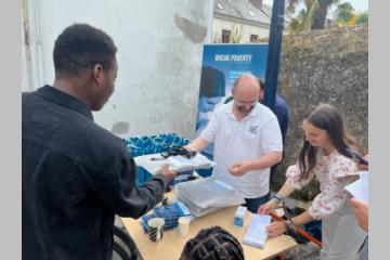 Anthony Colombani remet les ordinateurs aux jeunes de l'ASE