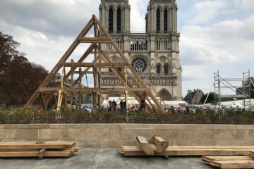 Démonstration de construction d'une charpente devant Notre-Dame de Paris, Journées du patrimoine, septembre 2020. Crédit : Bernard Hasquenoph 