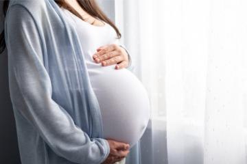 Précarité, discriminations… les femmes qui deviennent mères subissent de plein fouet leur maternité