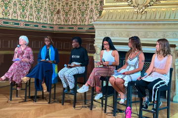 Laurence Tubiana directrice de la European Climate Foundation, accompagnée d'Ineza Grace, Vanessa Nakate, Helena Gualinga, Mitzi Jonelle Tan et Greta Thunberg, lors d'une conférence de presse. Crédits : @LaurenceTubiana, Twitter.