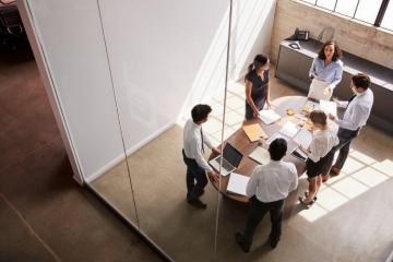 Les entreprises mettent en place des actions de mécénat et RSE. Crédits : iStock.