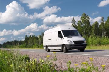 Des véhicules se déplacent sur les routes de territoires ruraux. Crédits : iStock. 