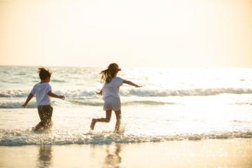 Les associations permettent notamment à des enfants de profiter de la mer. Crédits : iStock. 