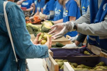 Inflation alimentaire : les associations pas vraiment convaincues après les annonces de Bruno Le Maire sur le blocage des prix de 5000 produits 