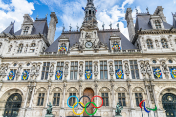 Paris hôtel de ville aux couleurs des Jeux Olympiques - Crédit photo : Jean-Luc Ichard - iStock