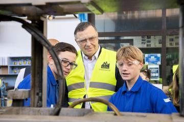 Patrick Pouyanné, président-directeur général de TotalEnergies, en visite à l’École de Production de Gorge de Loup à Lyon. Crédit photo : ©Corinne Simon