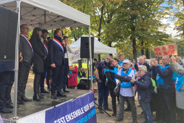 Des parlementaires du groupe socialiste prennent la parole pour soutenir TZCLD. Crédits : Célia Szymczak.