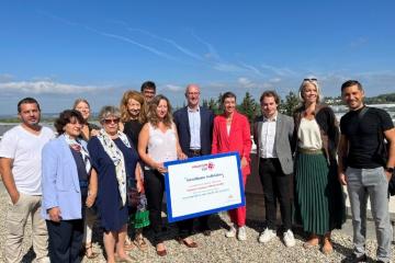 La Fondation FDJ remet le diplôme Tremplin Détaillants Solidaires à Stéphanie Imperatore, gérante d’un point de vente FDJ, pour son soutien au « Secours Populaire d’Aubagne ». Crédit photo : Fondation FDJ.