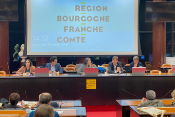 Une table ronde des Journées de l'économie autrement réunissait Pauline Raufaste (ESS France), l'économiste Thibault Mirabel, Adrien Couret (Aéma Groupe) et Youssef Achour (Up Coop), autour de Sophia Lakhdar, de l'Association des lecteurs d'Alternatives Économiques. Crédit : Camille Dorival, Carenews. 