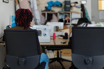 Couturière de l'atelier Bakhita accompagnée par Aux captifs, la libération - Crédit photo : Marie de Viviès