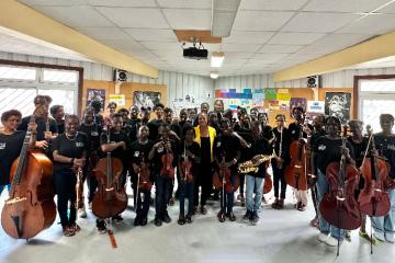 Christiane Taubira visite l'orchestre à l'école de Saint-Laurent-du-Maroni