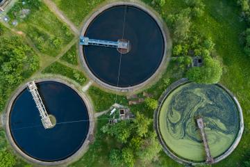 La réutilisation des eaux usées traitées peut constituer l’une des réponses à la raréfaction de la ressource en eau douce. Crédits : MikeLaptev.