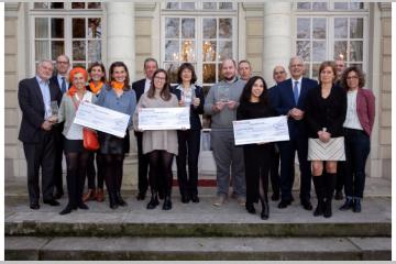 photo de groupe avec les lauréats et représentants des Caisses d'Epargne