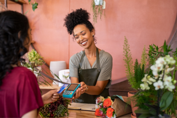 Votre caissier·e vous tend le TPE (terminal de paiement électronique) et vous propose d’arrondir le montant de vos courses : C’est le dispositif de l’Arrondi solidaire - Crédit photo : iStock