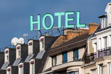 Malgré la loi Taquet, de nombreux jeunes de l'ASE sont toujours hébergés à l'hôtel. Crédit : iStock