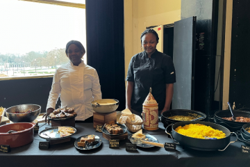 Georgette et Ana sont deux des cuisinières de l'équipe de Bande de cheffes. Crédit : Camille Dorival, Carenews. 