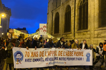 Une centaine de personnes étaient présentes à la marche commémorative organisée par Emmaüs. Crédit : Félicité Dussel.